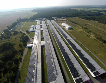 Luftbild des Gewerbepark Wanzlitz, mit Blick auf die Dächer der Hallen mit installierter Photovoltaikanlagen