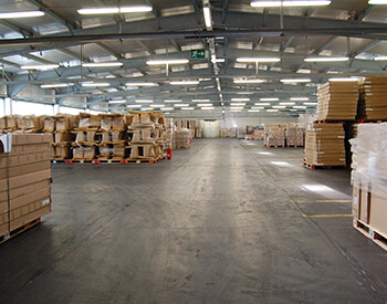 Blick in eine Halle, in der auf 9.000m² Retouren bearbeitet werden
