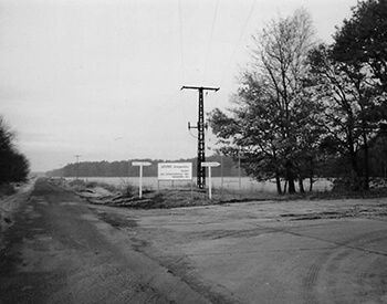 Ein schwarz-weiß Foto der Zufahrt zum heutigen Gewerbepark aus dem Jahre 1991